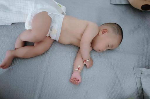 伊犁哈萨克几个月宝宝会抬头